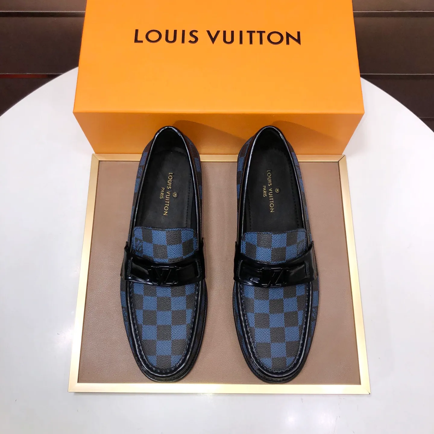 Men's men's shoes💰540💰[LV] (original single cowhide lining)🍀LV's latest genuine leather business suit shoes are available on the official website at the same time. The first-layer cowhide imported from Italy is made of heavy gold, and the official website has a 1:1 rubber outsole. Versatile to wear, high-end without losing class, and the color combination is extraordinary. This four-season style is alluring when worn on your feet, showing off your big-name flair. Standard code 38-45 (45 customized)